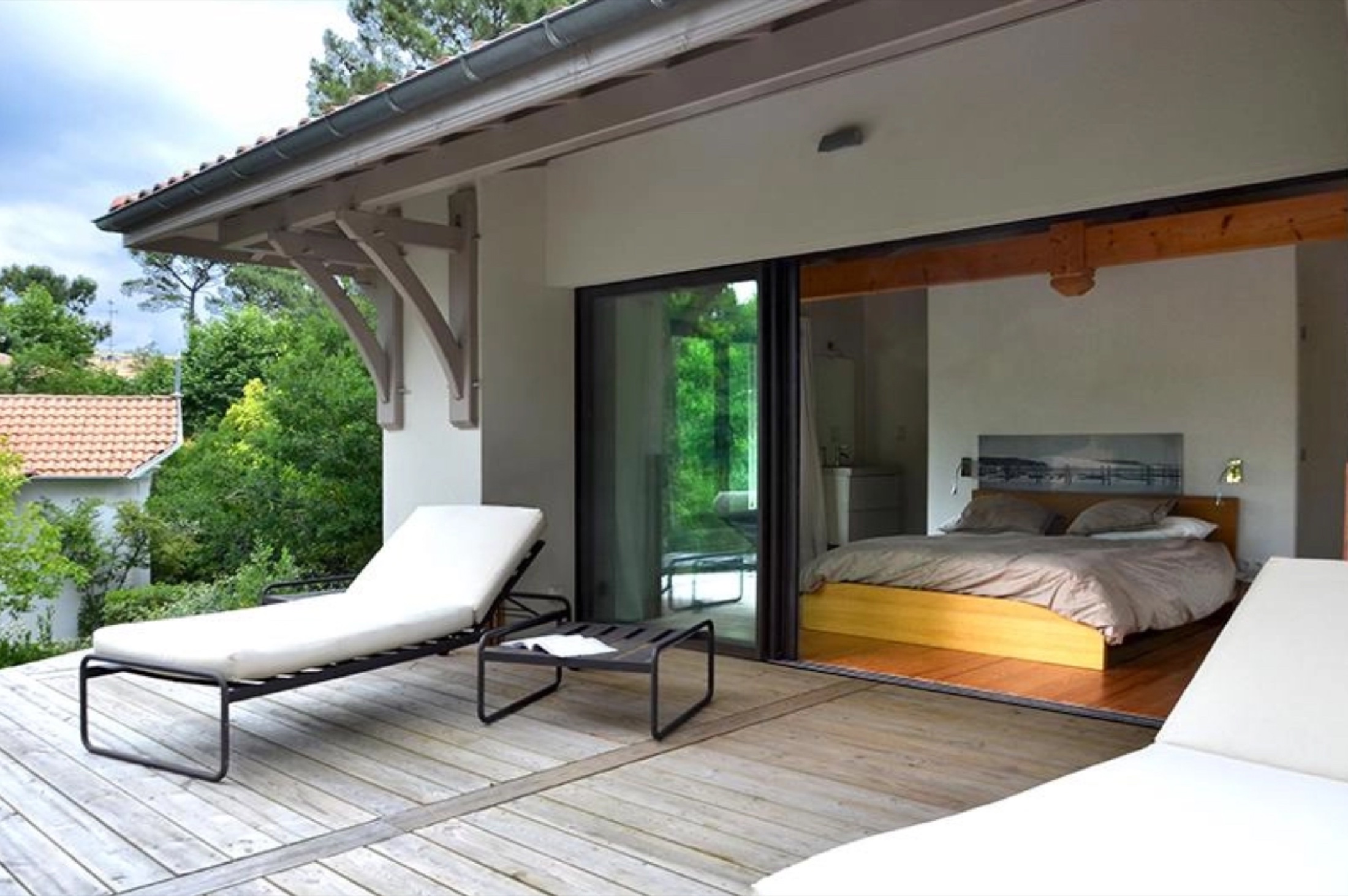 Chambre ouverte sur une terrasse