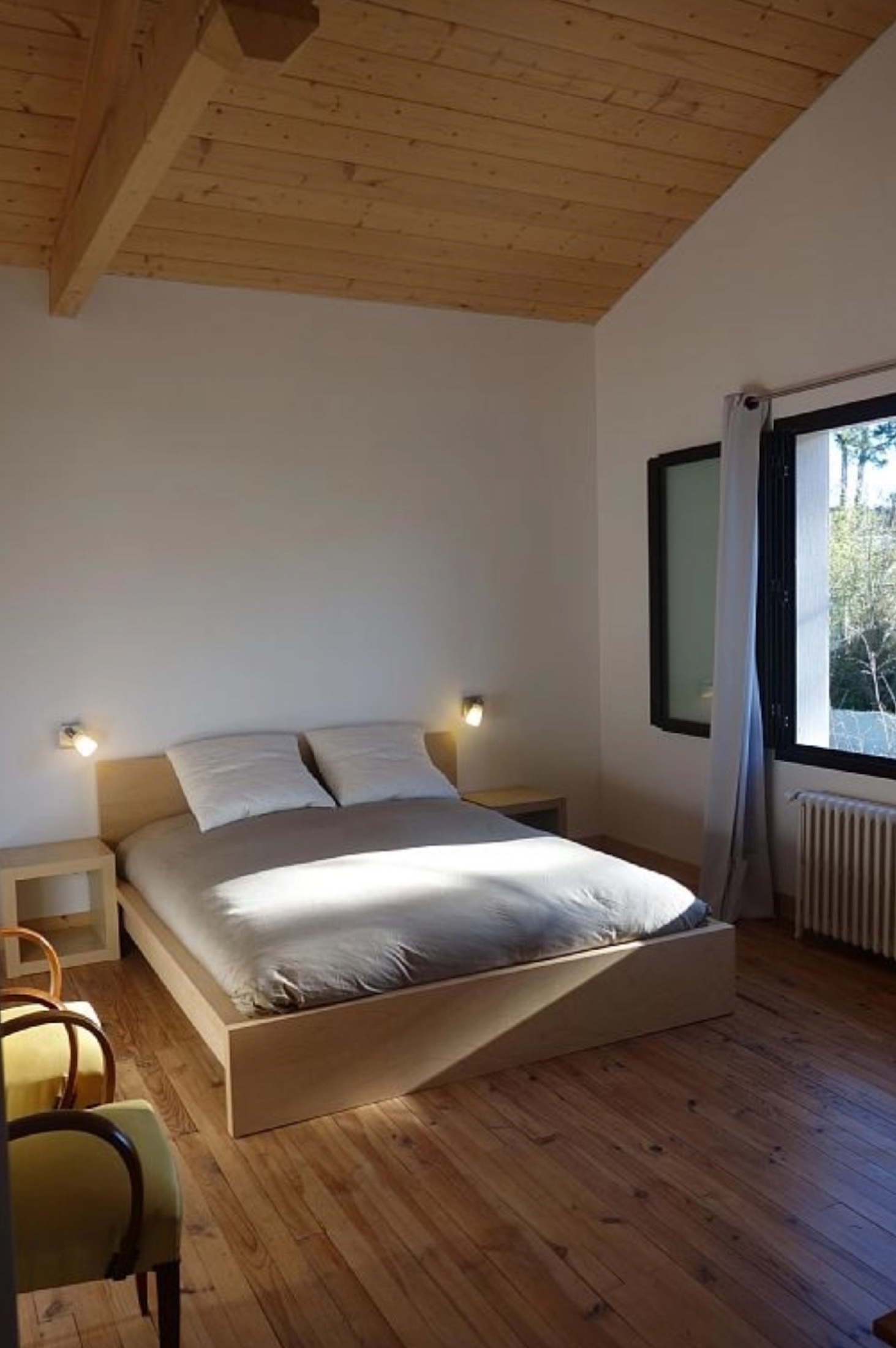 Chambre aux tons naturels
