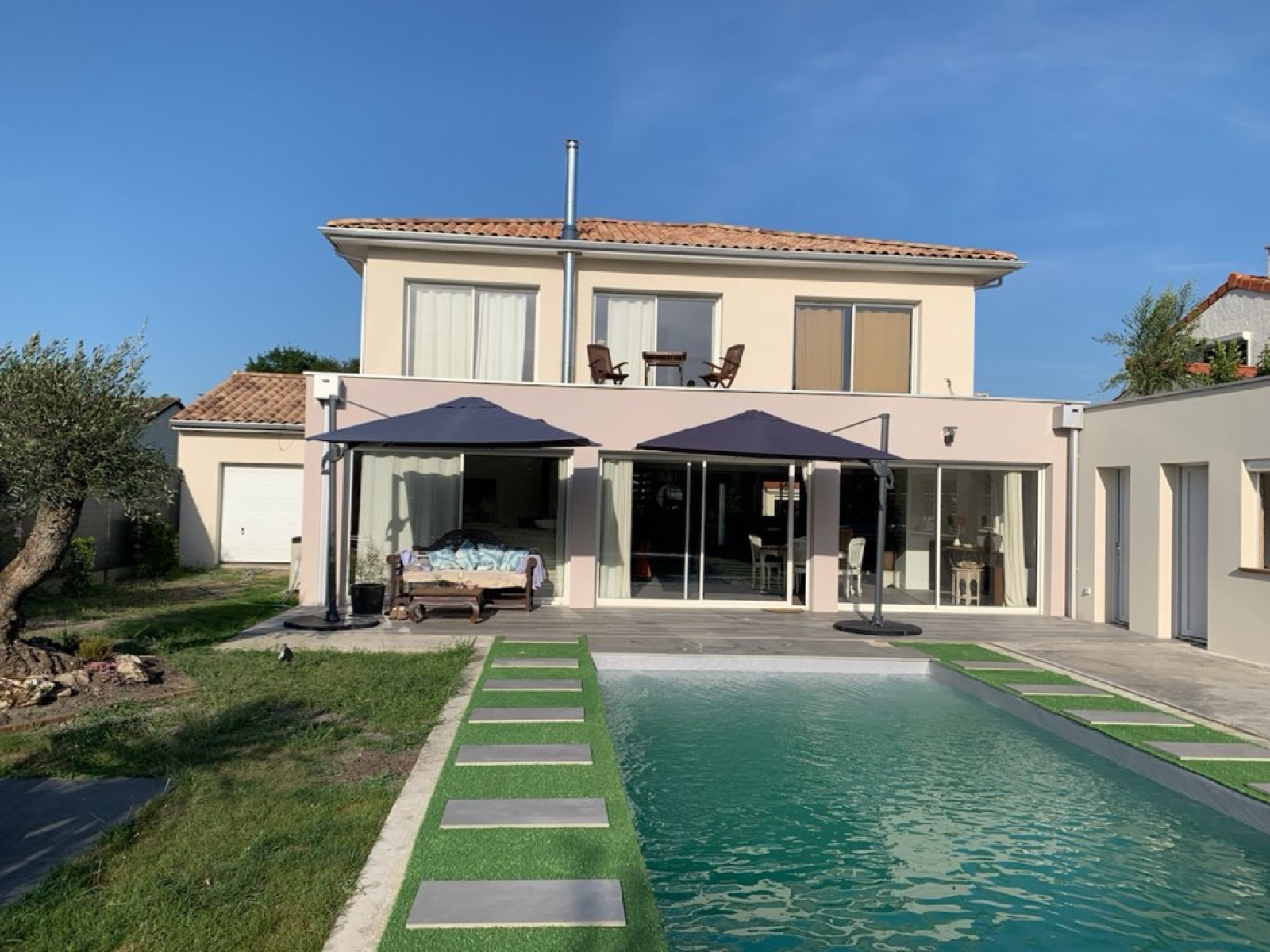 Maison transformée avec terrasse et piscine