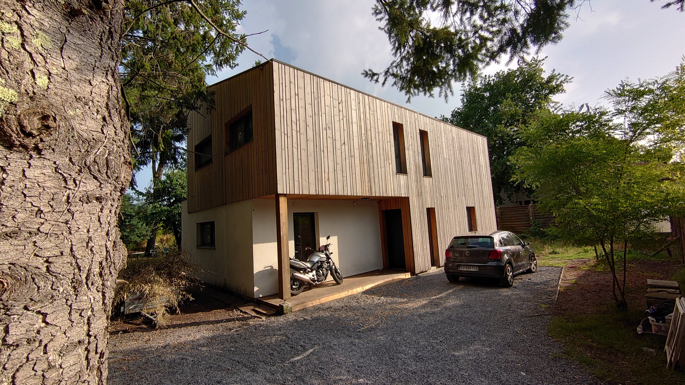 Façade en bardage bois vue depuis le jardin