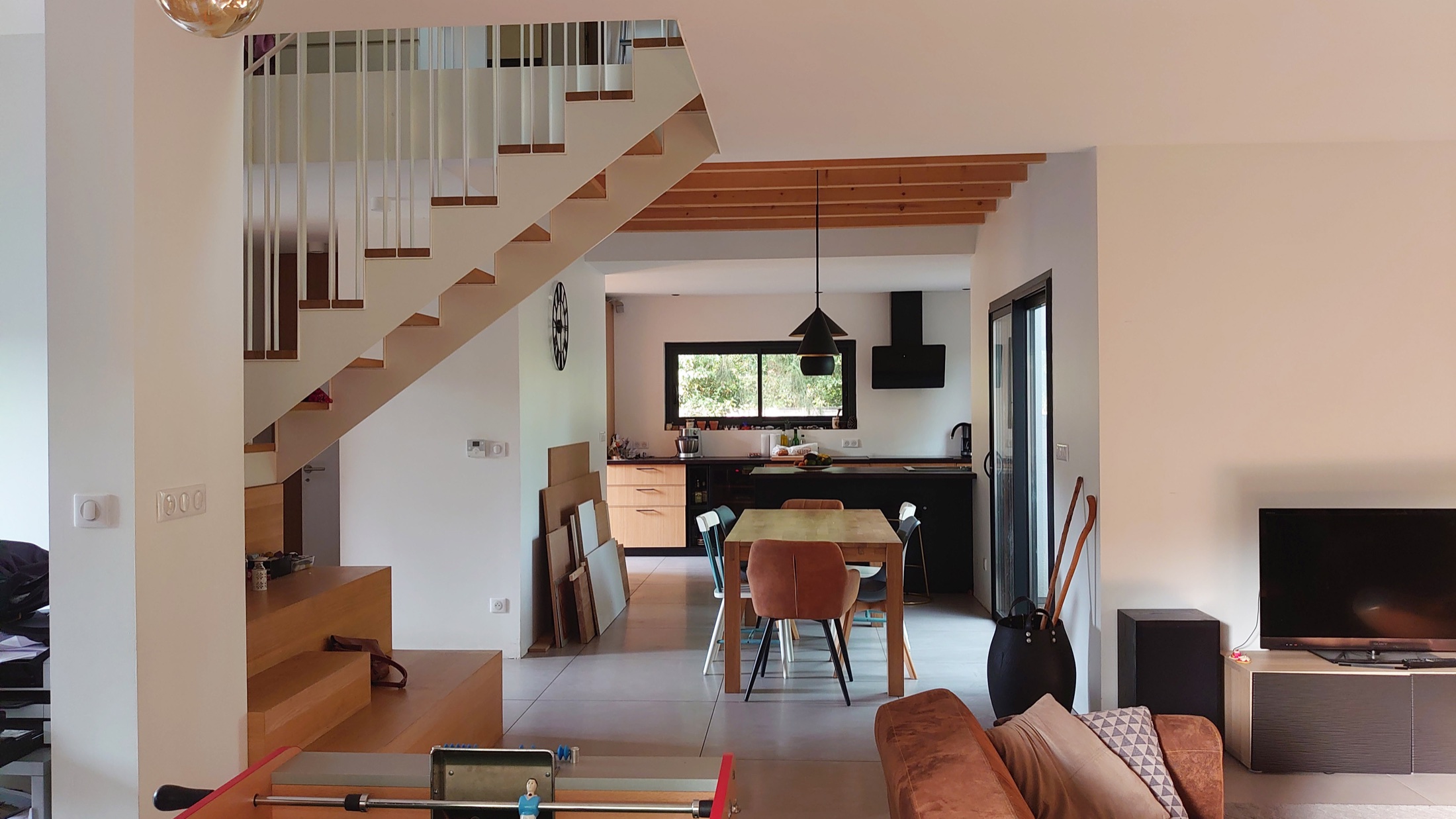 Pièce de vie et escalier intérieur