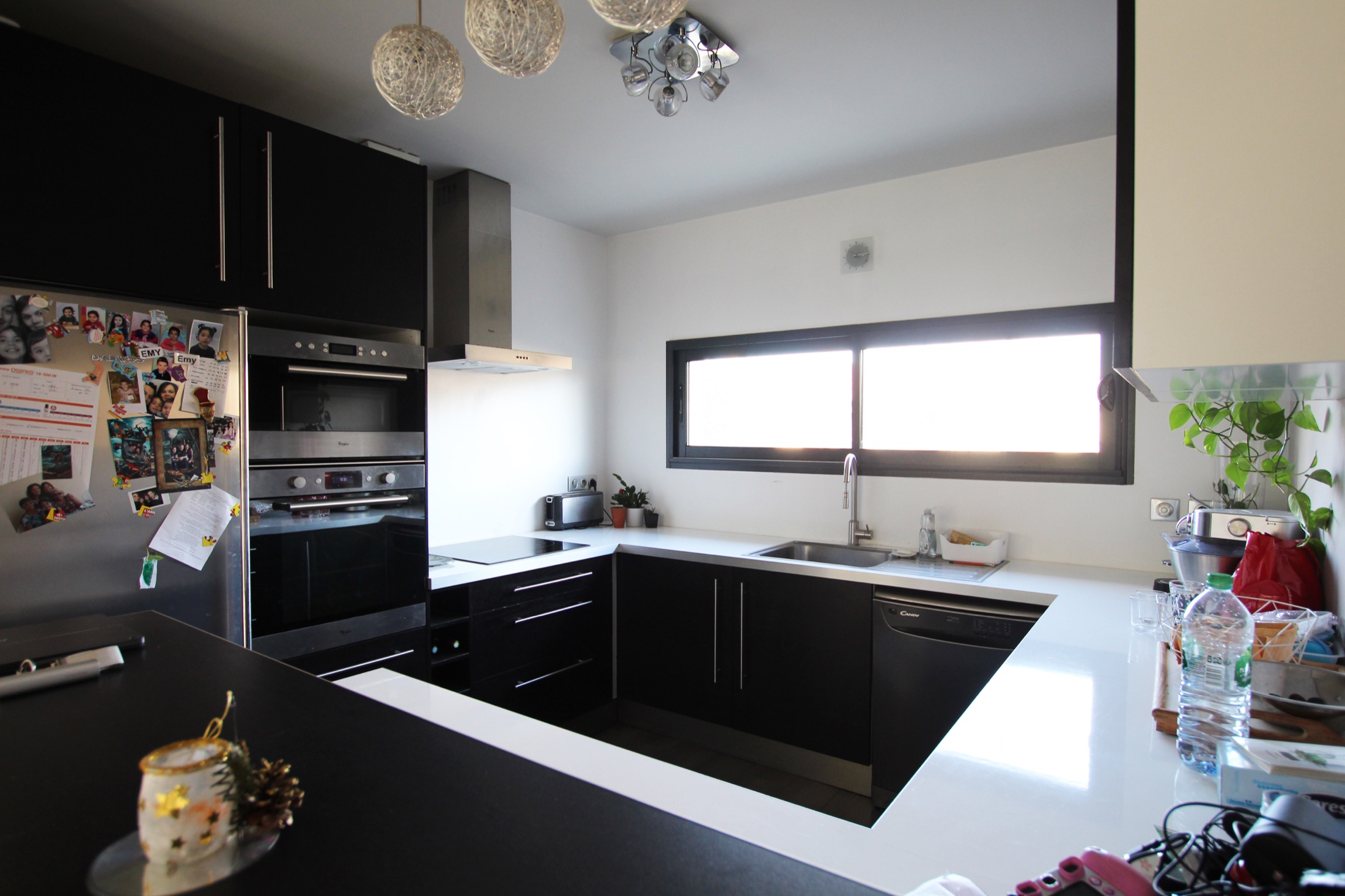 Cuisine noire avec ouverture horizontale
