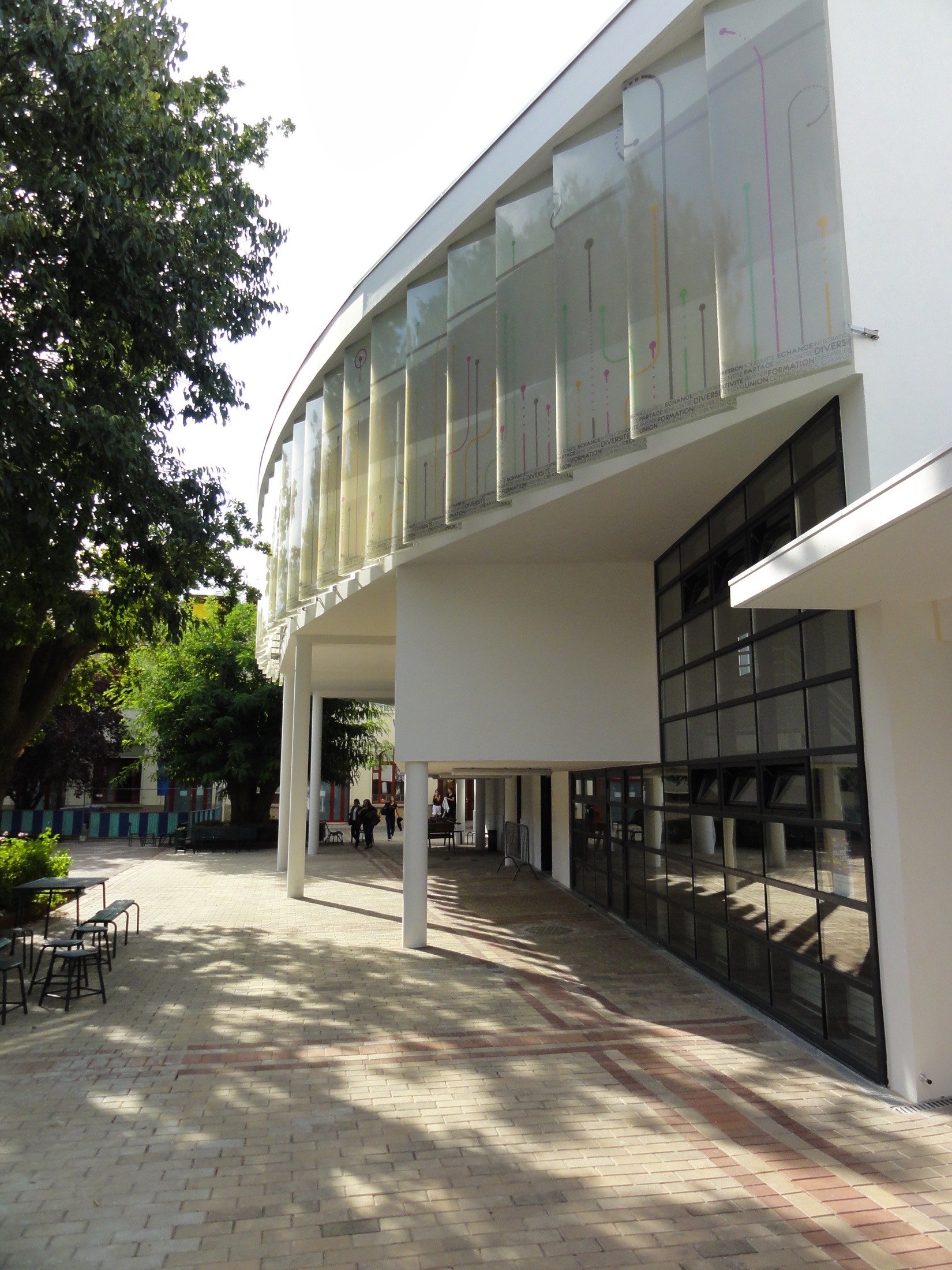 Coursive extérieure couverte et façade vitrée
