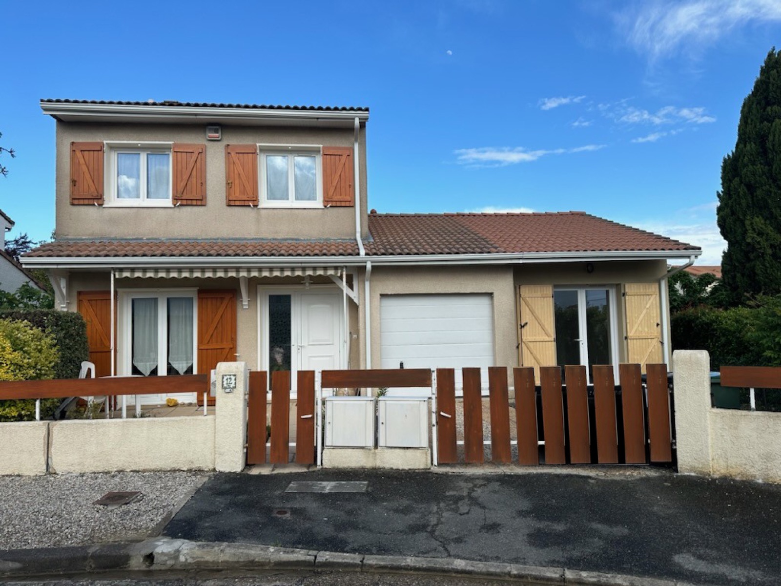 Maison Thenier vue depuis la rue, avec étage en briques apparentes