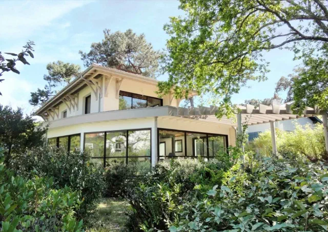 Maison rénovée entourée d'un jardin